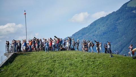 Zuschauer:innen an einer Flugshow im Kanton Glarus