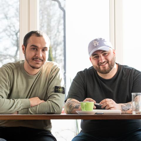 Serhat Koca mit Yoldaş Gündoğdu sitzen am Küchentisch