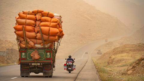 Fahrzeuge auf einer Strasse inmitten eines Sandsturms in der iranischen Provinz Lorestan