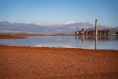 Rückhaltebecken des Aluminiumwerks bei Podgorica, der Hauptstadt Montenegros