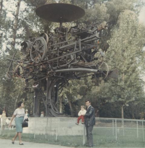 Paola De Martin mit ihrem Vater vor der Tinguely-Maschine an der Zürichseepromenade, circa 1967