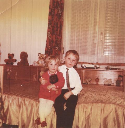 Melinda Nadj Abonji mit ihrem älteren Bruder im Kinderzimmer, circa 1971
