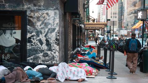 Flüchtlinge ohne Unterkunft vor dem Roosevelt Hotel in Manhattan