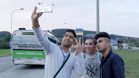Filmstill aus «Gefangene des Schicksals»: die Freunde Mahmad und Ezat an einer Haltestelle in Neftenbach bei Winterthur