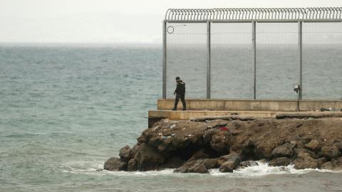 Grenzbeamter an der Grenze zwischen Marokko und dem Tarajal-Strand im spanischen Ceuta