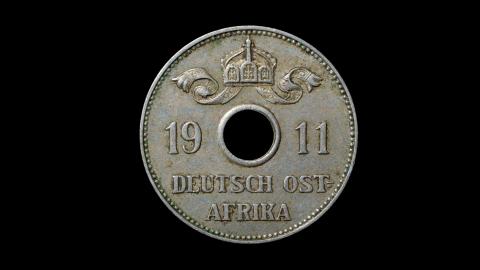 Silberrupie als gelochte Münze mit der Aufschrift «1911 Deutsch Ost-Afrika»