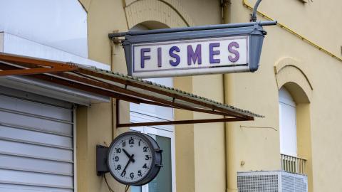 Haltestellen-Schild am Bahnhof von Fismes
