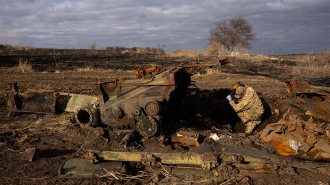 Olexij Jukow sucht in Trümmern von Kriegsgerät nach den sterblichen Überresten von gefallenen Soldat:innen
