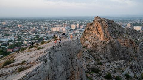 muslimische Pilger:innen auf dem Suleiman-Berg in der kirgisischen Stadt Osch