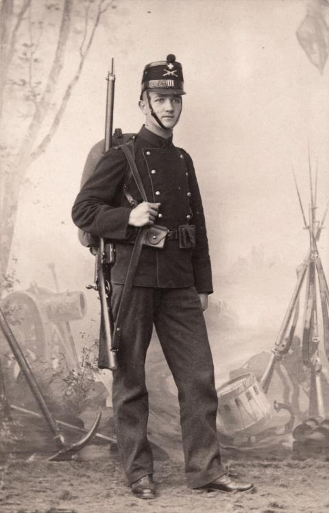 historisches Foto eines Soldaten welcher das Vetterli-Repetiergewehr trägt