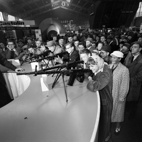 Personen probieren das Sturmgewehrs 1957 an einer Ausstellung aus