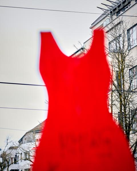 rotes Kleid an der «Ni una menos»-Kundgebung, Zürich, 11. Dezember 2021