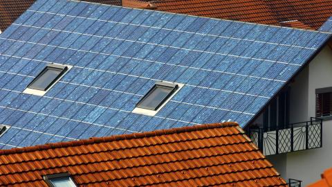 Solarzellen auf einem Wohnhaus-Dach