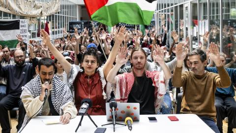 Besetzer:innen des ­Géopolis-Gebäudes in Lausanne bei einer Pressekonferenz