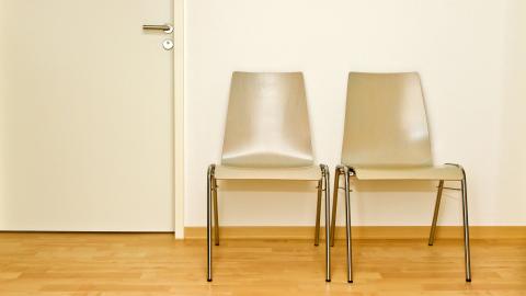 Zwei Stühle in einem Wartezimmer