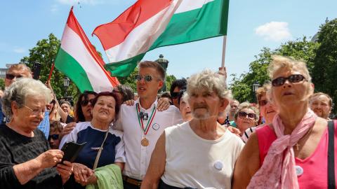 Péter Magyar singt nach seiner Rede in Szentes Volkslieder mit dem Publikum
