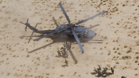 Luftaufnahme: verletzte US-Soldaten werden im Oktober 2010 in der afghanischen Provinz Kandahar zu einem Helikopter getragen