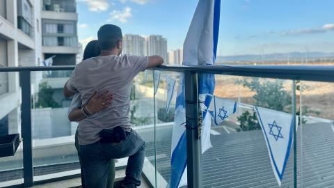 Moran und Idan Cohen stehen auf ihrem Balkon, von wo aus der Libanon zu sehen ist