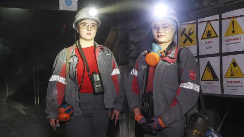 Victoria Schytikowa und Violetta Loewskaja ­kontrollieren, ob unter Tag die Sicherheitsstandards eingehalten werden