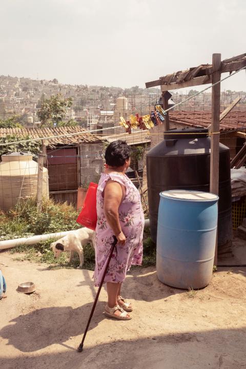 Ofelia Silverio steht neben ihrer Wasserzisterne
