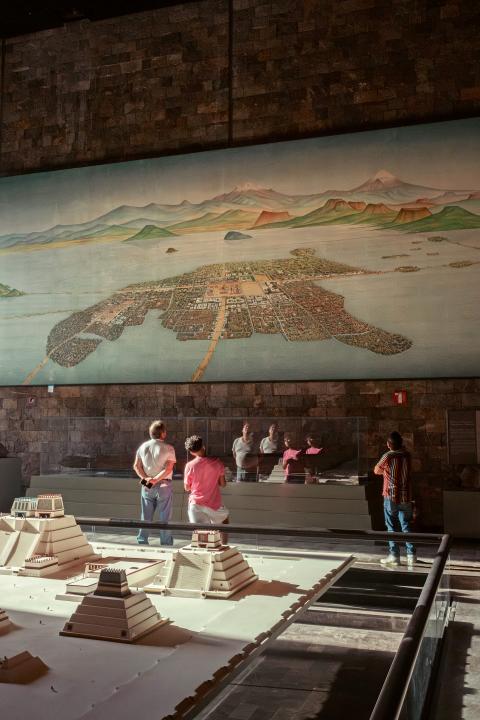Besucher:innen vor einem Gemälde der Inselstadt der Aztek:innen im Nationalmuseum für Anthropologie in Mexiko-Stadt