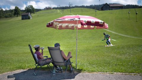 Grasskifahrer und Zuschauer:innen in Urnäsch