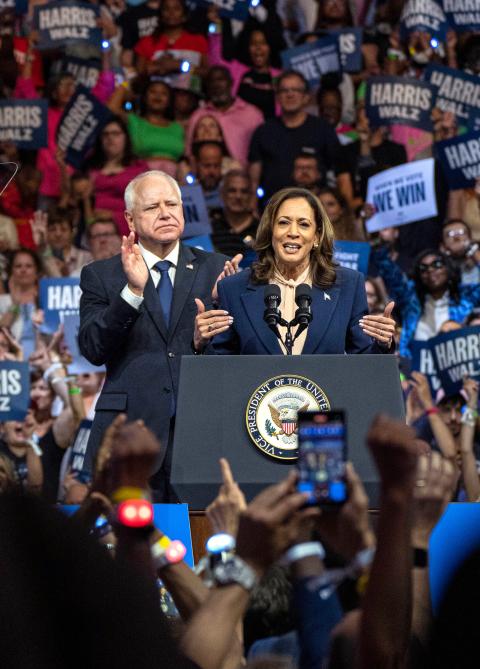 Kamala Harris und Tim Walz am Dienstag  in Philadelphia