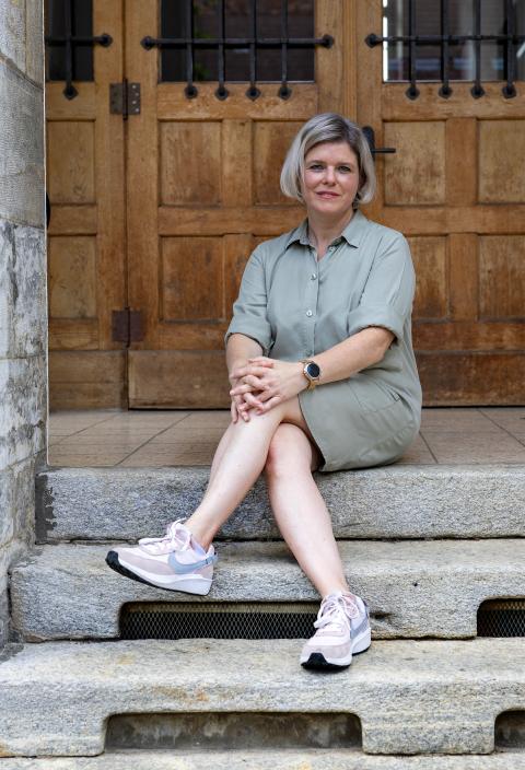 Andrea Brenna sitzt auf einer Treppe