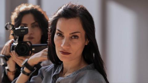 Filmstill aus «A Sisters’ Tale»: Leila Amini folgt ihrer Schwester Nasreen mit der Kamera