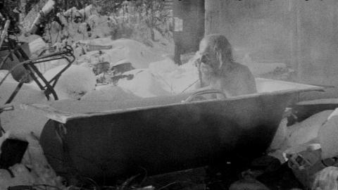 Still aus dem Dokfilm «Bogancloch»: ein Mann sitzt in einer Badewanne im Freien