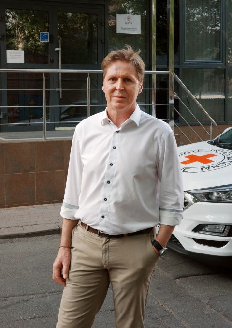 Jürg Eglin vor dem IKRK-Büro in Kyjiw