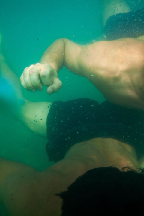 Unterwasseraufnahme von zwei Schwimmer:innen