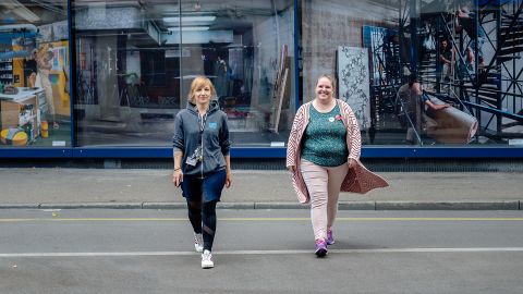 Maskenbildnerin Susi Tenner und Herrenschneiderin Isabelle Wunderlin vor der Theaterwerkstatt in Basel