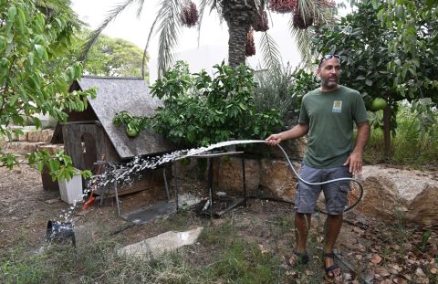 Kibbuzbewohner Avichai Brodutch wässert seinen Garten