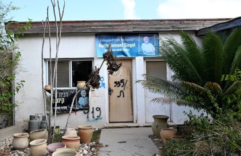 Plakat an der Wand eines Hauses im Kibbuz Kfar Aza, welches die Freilassung der Hamas-Geisel Keith Samuel Siegel fordert