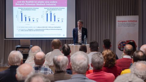 Urs Wietlisbach wirbt in Solothurn vor Publikum für seine Initiative