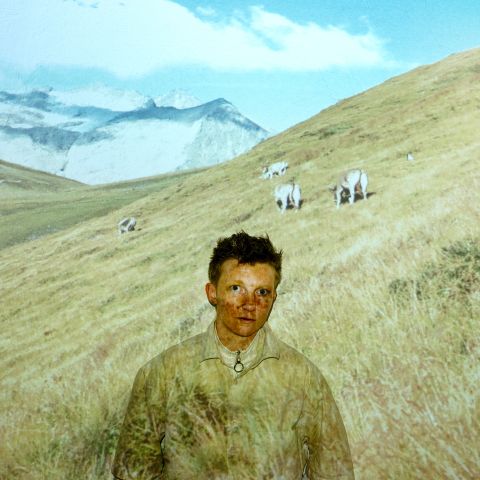 Asa Hendry vor einer Projektion des Val Lumnezia
