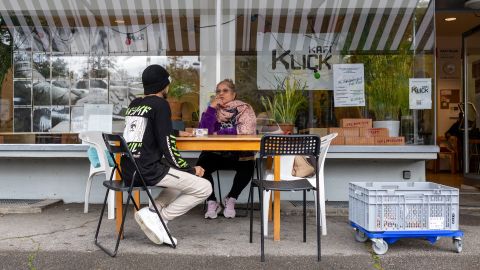 zwei Personen sitzen vor dem Kafi Klick
