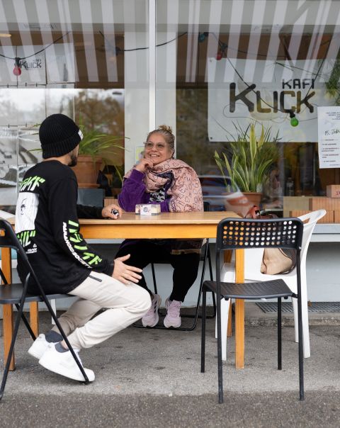 zwei Personen sitzen vor dem Kafi Klick