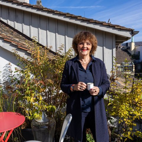 Annina Hess-Cabalzar auf ihrer Terrasse über der Zürcher Altstadt
