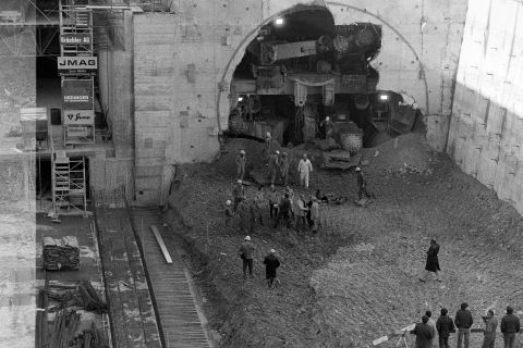 Tunneldurchbruch beim Bau der St. Galler Stadtautobahn