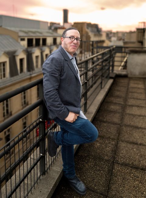 Soziologe Vincent Tiberj steht auf einer Terrasse