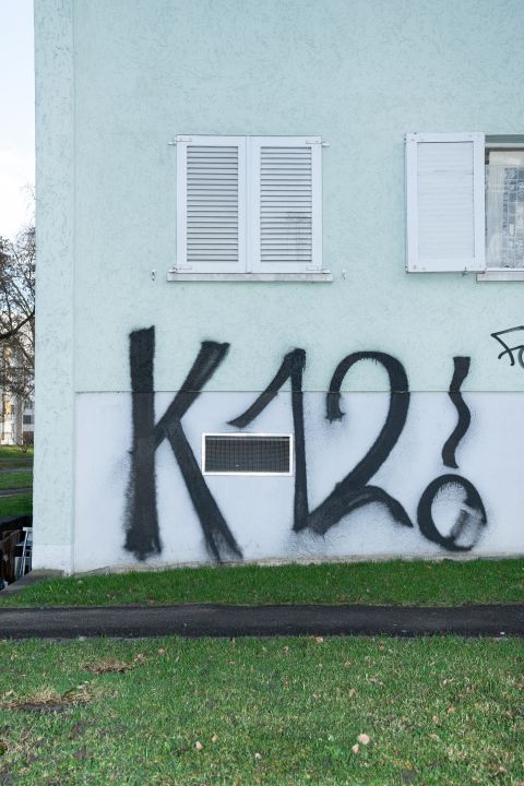 Graffiti «K 12» an einer Hauswand
