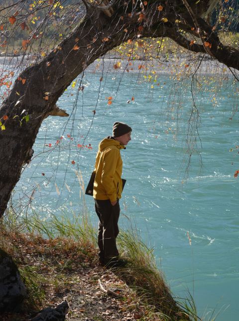 Gewässerbiologe Lukas Indermaur steht auf dem Damm des Rhein bei Landquart