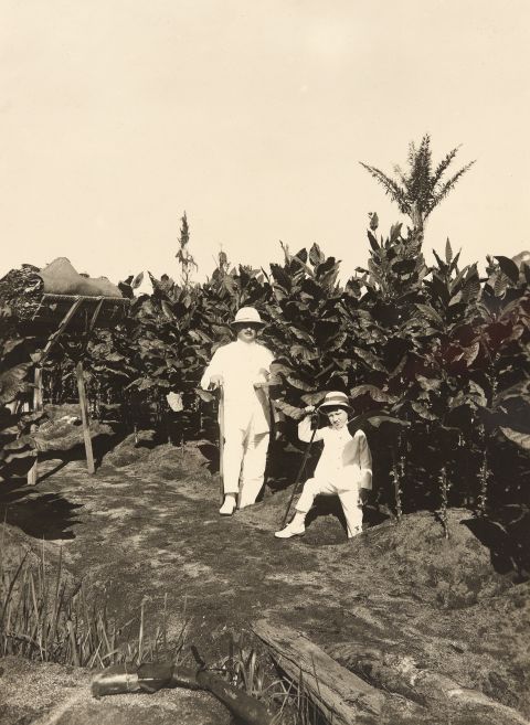 ein Schweizer Verwalter mit seinem Sohn auf einer Tabakplantage auf Sumatra, 1921