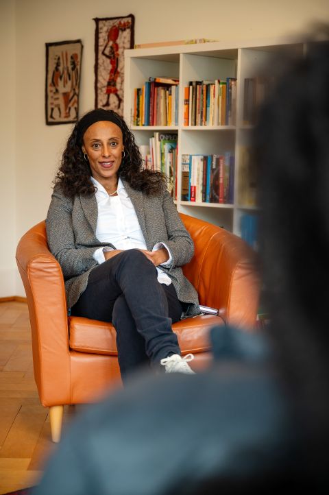 Kinder- und Jugendpsychiaterin Fana Asefaw bei einer Therapie-Sitzung