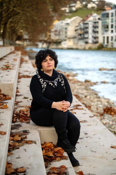 Sahar Tavakoli am Limmatufer in Baden