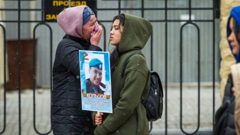 Frauen trauern vor dem Weltkriegsdenkmal in der burjatischen Hauptstadt Ulan Ude um einen in der Ukraine getöten Soldaten