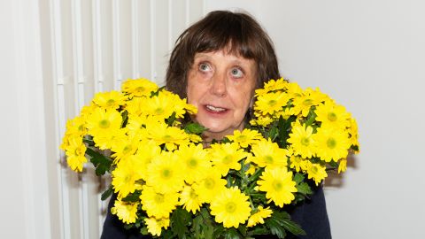 Ursi Anna Aeschbacher mit einem Strauss Blumen