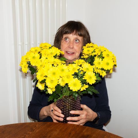 Ursi Anna Aeschbacher mit einem Strauss Blumen